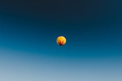 天空中黄色热气球的worm全景摄影